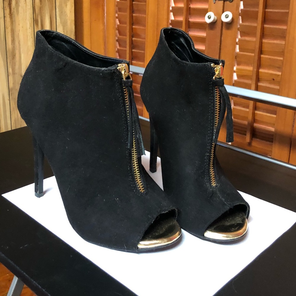 Peep-Toe Black Heels with Tassel